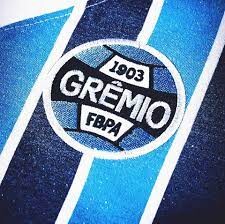Escudo do time, onde se lê: 1903 Grêmio FBPA