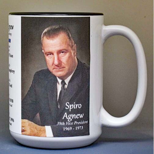 Caneca com o rosto de Spiro Agnew e legenda informando que foi vice-presidente dos EUA de 1969 a 1973