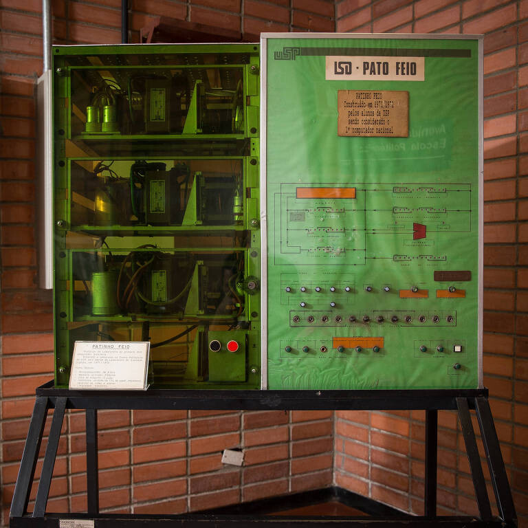 O Patinho Feio, da USP, em foto moderna na qual está ilegível a plca que o descreve como tendo sido criado no início dos anos 70, sendo pioneiro computador nacional 