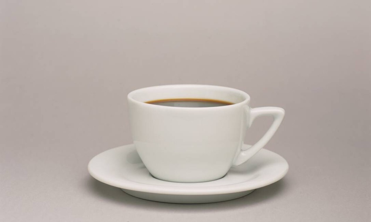 Xícara de cafezinho cheia mas sem o menor sinal de fumaça ou vapor