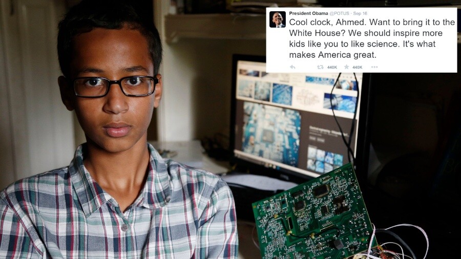 Ahmed, de óculos e ao lado de uma tela de computador, mostra para a câmera uma plca de circuito impresso. No canto, um tweet do Presidente dos EUA, do dia seguinte, dizendo: <br><br>Cool clock, Ahmed. Want to bring it to the White House? We should inspire more kids like you to like science. It's what makes America great.