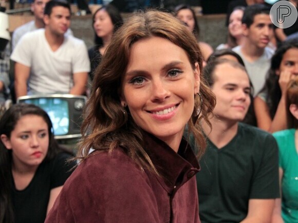 Carolina Dieckmann sorri para a câmera em 2014, no palco do Altas Horas