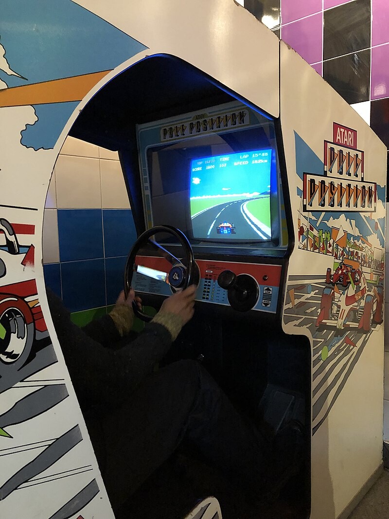 Máquina de Pole Position em versão imersiva, com cabine e banco para o piloto