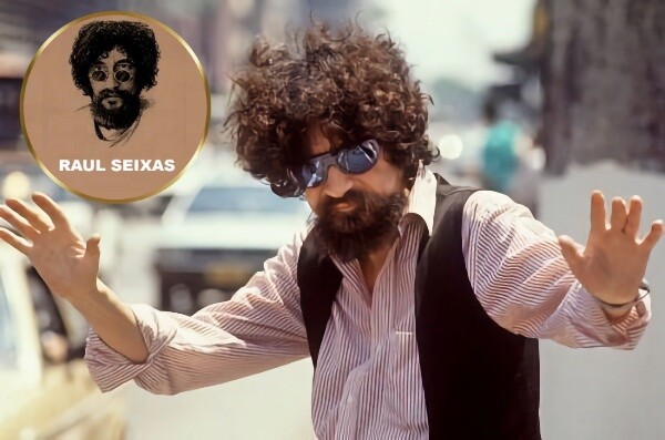 Raul Seixas em 1988, em paisagem urbana, de óculos espelhados, camisa social e colete