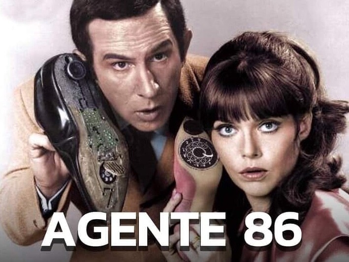 O Agente 86 e sua parceira Agente 99 se comunicam por seus sapatofones