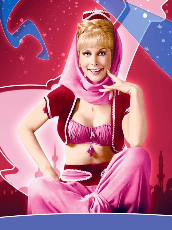 Barbara Eden no papel-título, em traje cor de rosa, em arte da segunda temporada da série