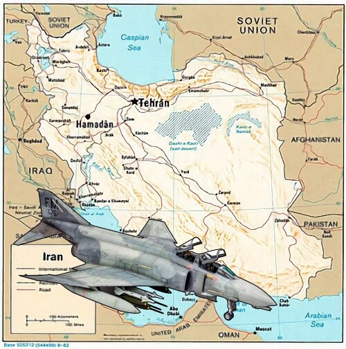 Modelo de um Phantom II sobreposto a um mapa do Irã e países vizinhos, mostrando Teerã e Hamadan, de onde os dois caças F-4 foram lançados<br>