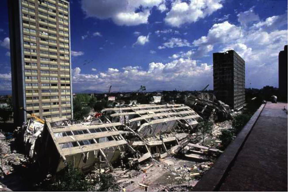 Vista de prédios tombados e escombros na capital mexicana após o terremoto