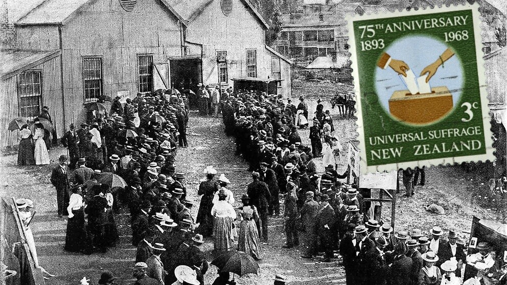 Selo postal alusivo ao sufrágio universal neozelandês, aplicado sobre foto das filas para votação em Auckland, em 1893, com homens e mulheres presentes