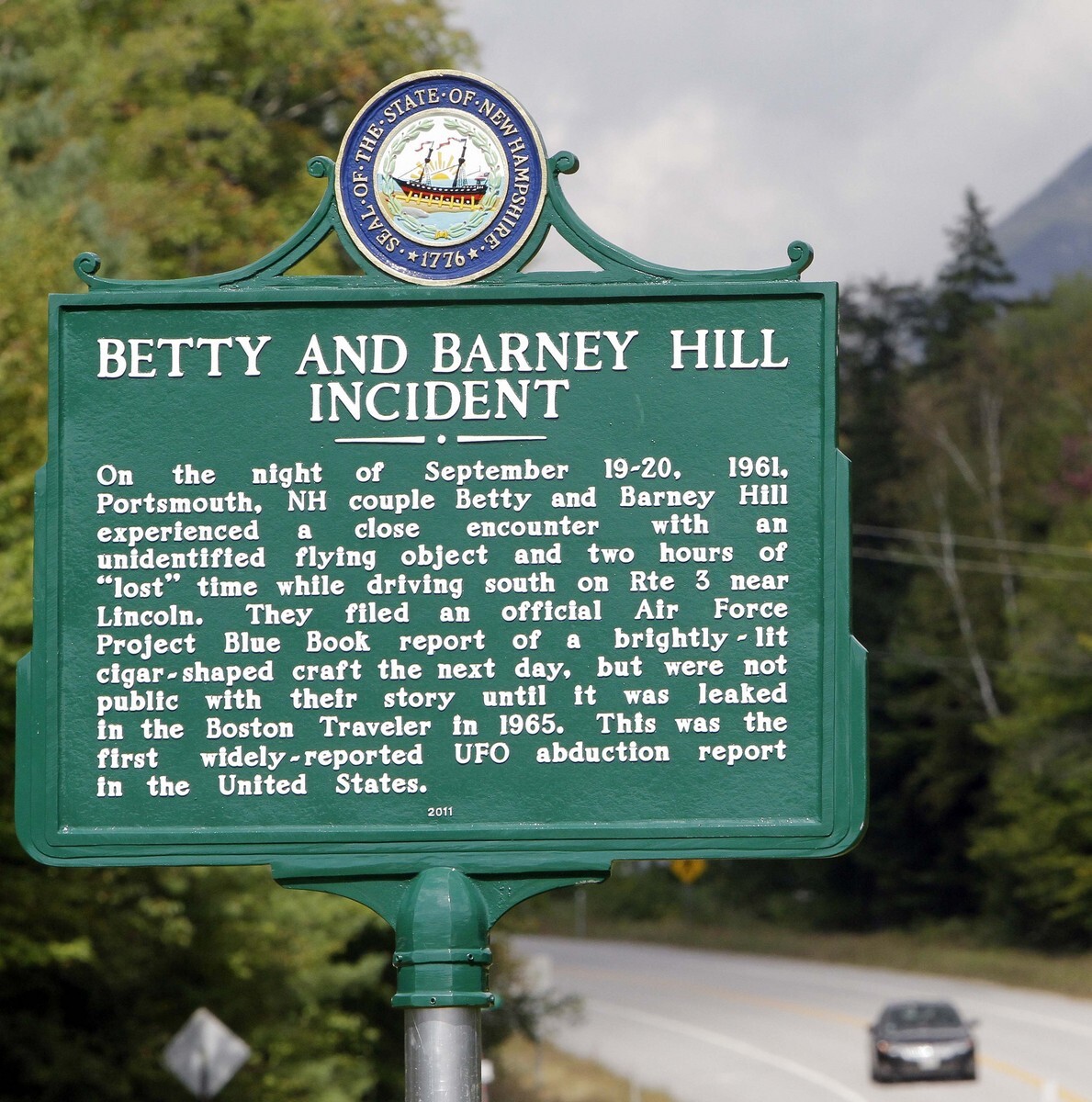 Um marco oficial de estrada na Daniel Webster Highway (Route 3) em Lincoln, New Hampshire, descreve o incidente:<br><br>BETTY AND BARNEY HILL INCIDENT<br><br>On the night of  September 19-20, 1961, Portsmouth, NH couple Betty and Barney Hill experienced  a close encounter with an  unidentified flying object and two hours of “lost“ time while driving south on Rte 3 near  Lincoln.<br><br><br>They filed an official Air  Force Project Blue Book report of a brightly-lit cigar-shaped craft the next day, but were not public with their story until it was leaked in the Boston Traveler in 1965.<br><br><br>This was the first widely - reported UFO abduction report  in the United States.<br>
