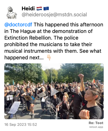Post de Heidi 🇳🇱🇪🇺. “@doctorcdf This happened this afternoon in The Hague at the demonstration of Extinction Rebellion. The police prohibited the musicians to take their musical instruments with them. See what happened next… 👇🏻“ The post contains a video with no description. Posted on 16 Sep 2023 15:52