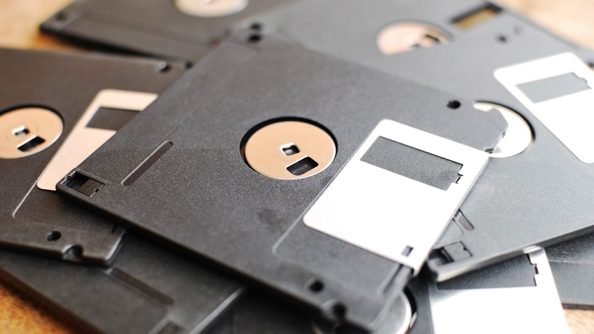 Uma pilha de disquetes de 3,5 polegadas, sem etiquetas visíveis