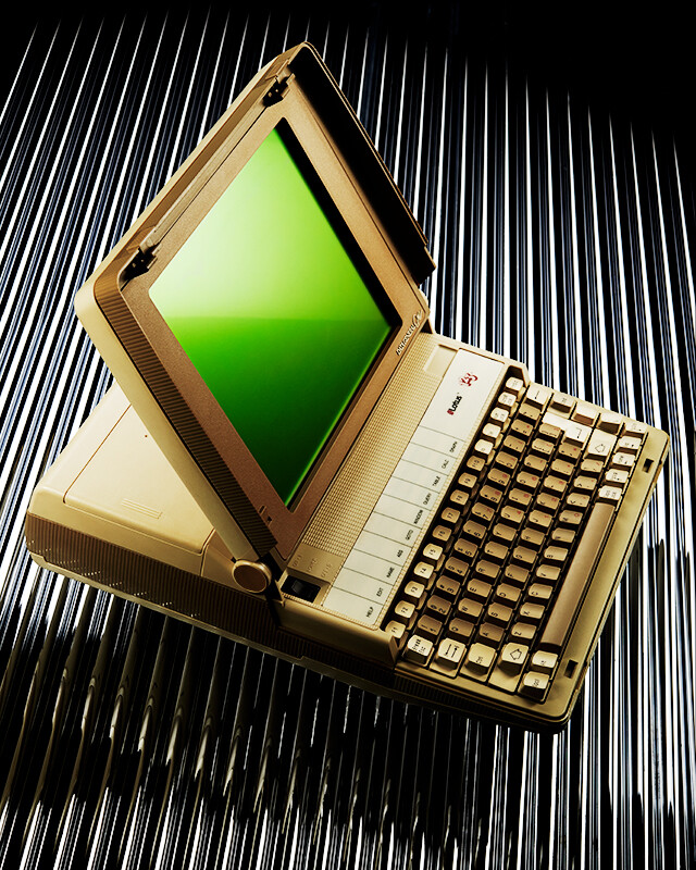 Imagem promocional de um Data General / One Personal System, desligado e aberto, permitindo ver sua tela e seu teclado