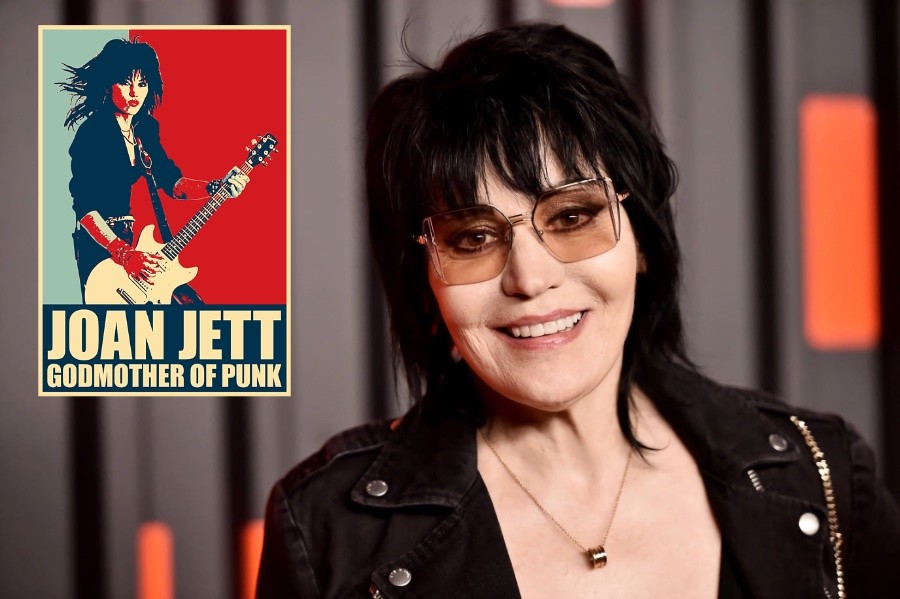 Poster “Joan Jett, Godmother of Punk“ aplicado sobre uma foto de Joan Jett em 2020 em um evento de lançamento de coleção temática sobre rock, da Bvlgari