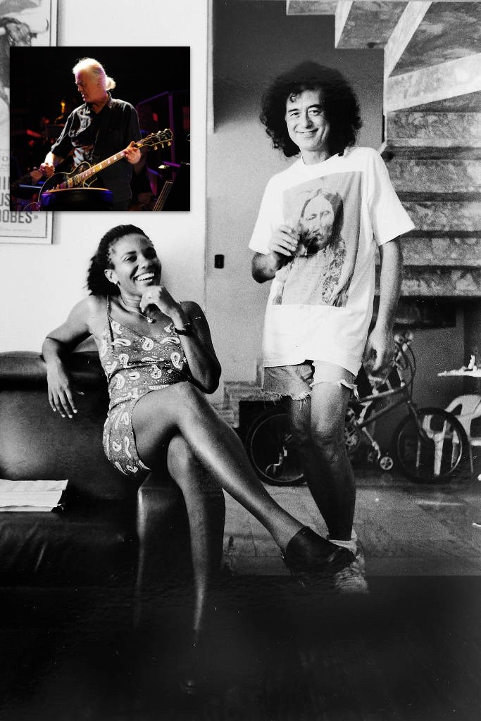 O guitarrista do Led Zeppelin, Jimmy Page, de bermuda e camiseta em ambiente doméstico, em passagem pelo no Brasil, ao lado de Margareth Menezes. No detalhe, foto mais recente mostrando-o no palco.<br>