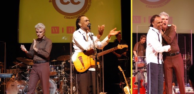 Duas cenas de Gil e Byrne no palco: batendo palmas, e abraçados comemorando