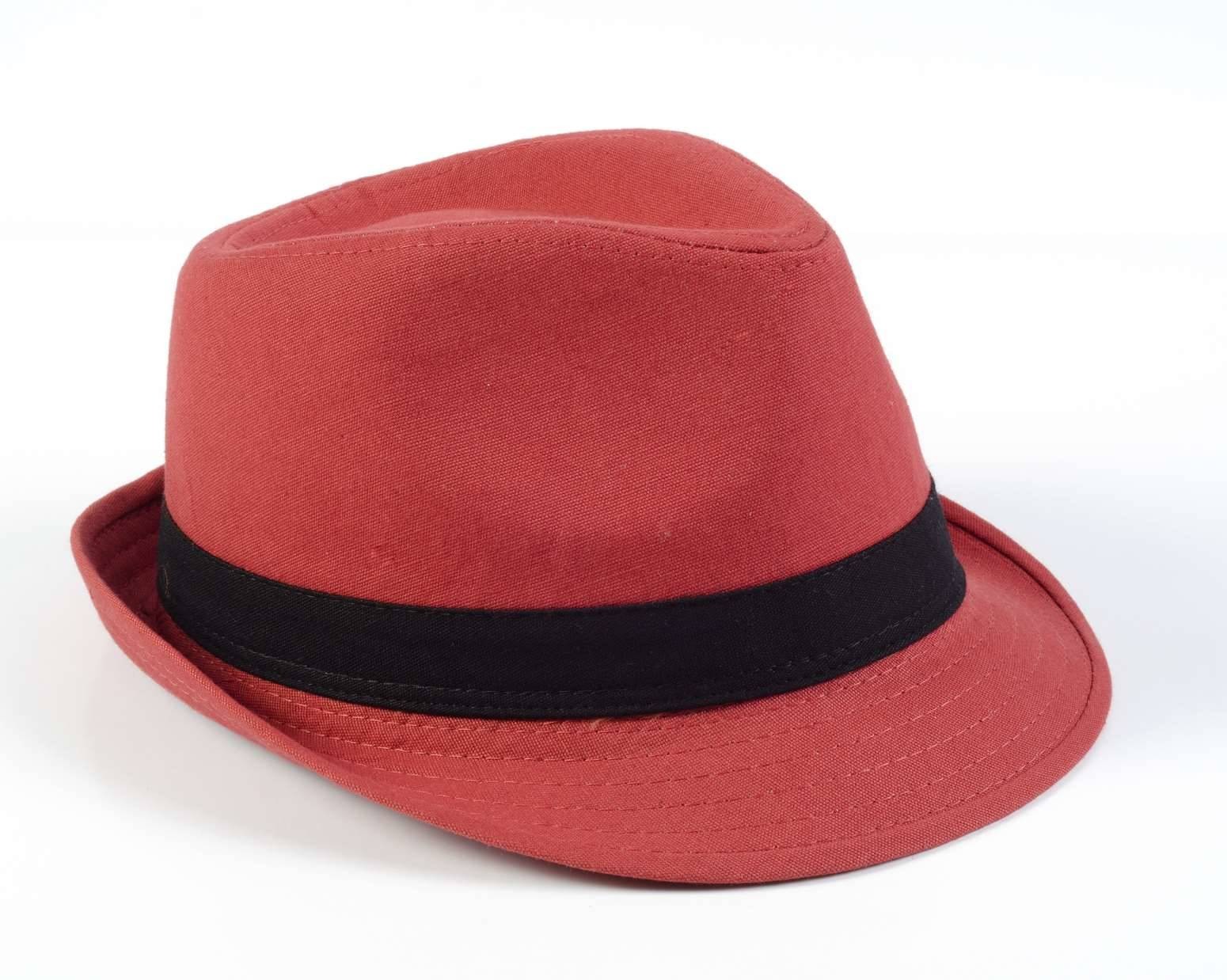 Um chapéu vermelho, estilo fedora