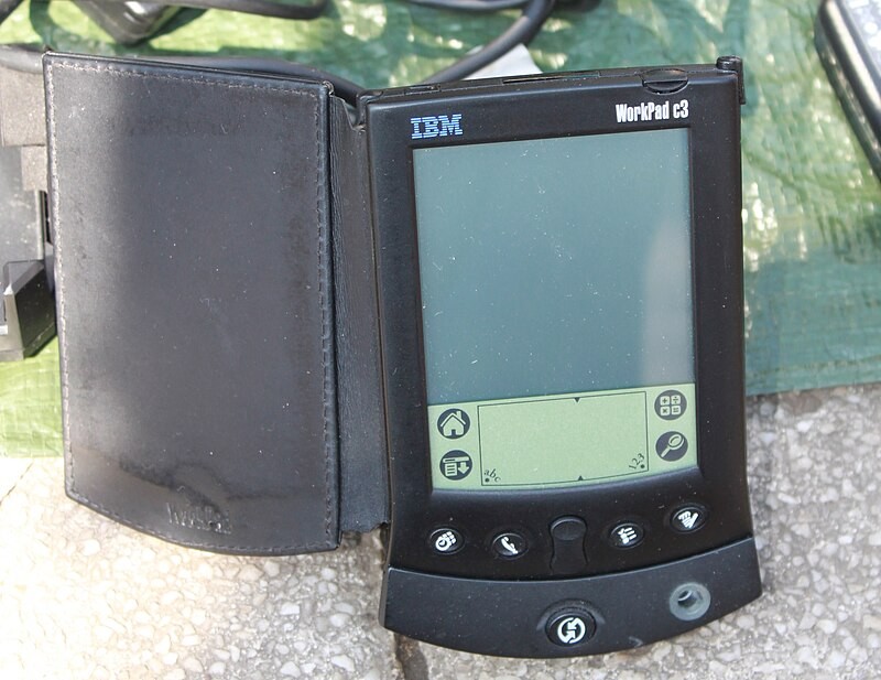IBM Workpad c3, quase idêntico aos PDAs Palm V/Vx, tendo como principais diferenças visíveis a cor e o logotipo.<br>