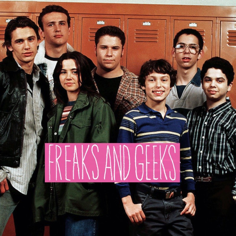 Foto promocional do elenco central dos 2 núcleos de Freaks and Geeks - os adolescentes mais velhos e os mais novos - caracterizados e em ambiente escolar