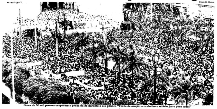 Foto jornalística mostrando a praça cheia durante o ato