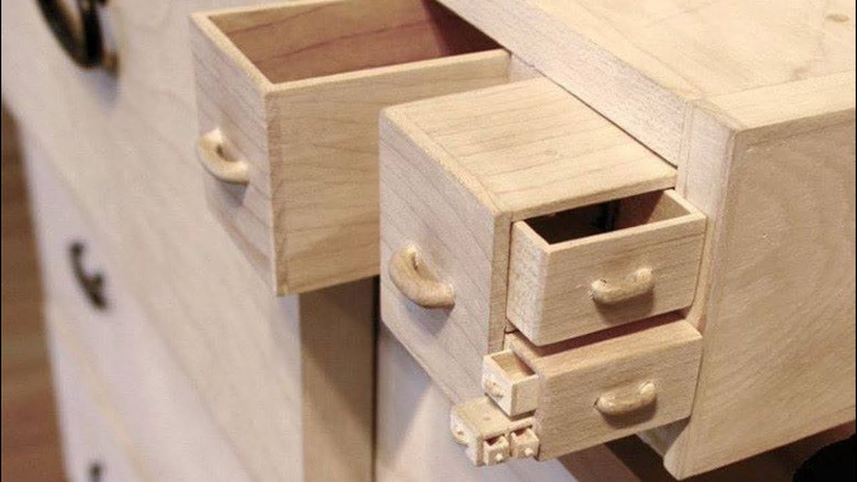 Foto de uma escrivaninha cujas gavetas têm gavetas, e as gavetas das gavetas também têm gavetas, sucessivamente até chegar ao 4º nível de recursão