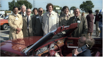 O carro de Garnett, cercado de engravatados, com o dono fazendo a primeira ligação comercial de celular