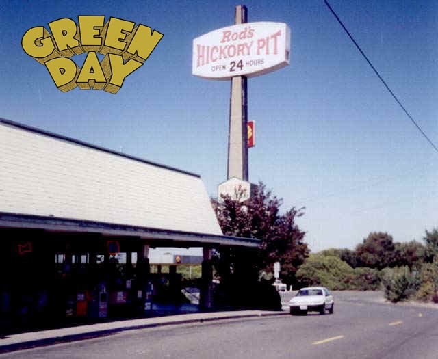 Fachada do Rod's Hickory Pit (“open 24 hours“, na beira da estrada) e logo antigo do Green Day