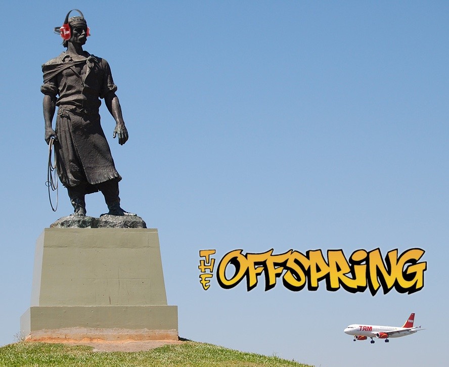 Estátua do Laçador, em Porto Alegre, com fones de ouvido vermelhos, ao lado do logo do Offspring