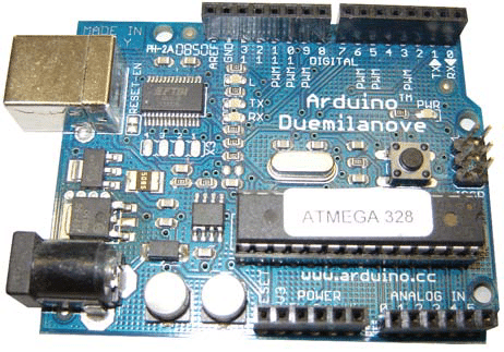 Uma placa Arduino Duemilanove com uma etiqueta impressa indicando seu microcontrolador Atmega 328