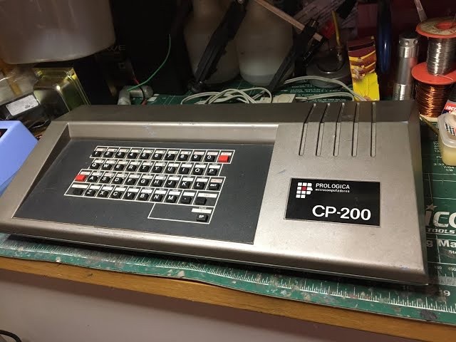 Um CP-200 sobre uma bancada de eletrônica