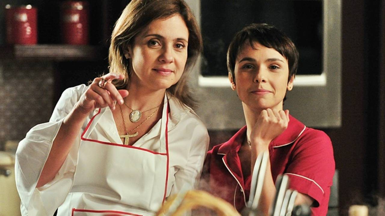 As personagens Carminha e Nina, caracterizadas, encaram a câmera - e os olhos do espectador.