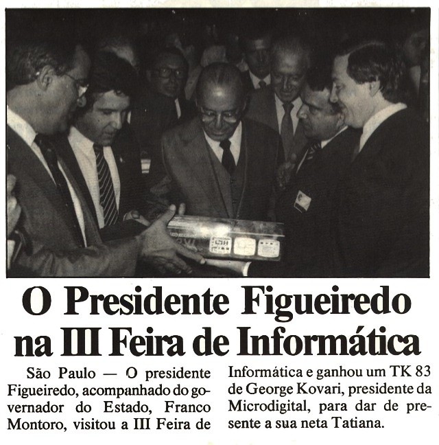 Foto em preto e branco da entrega da caixa do TK 83 ao general, em trajes civis