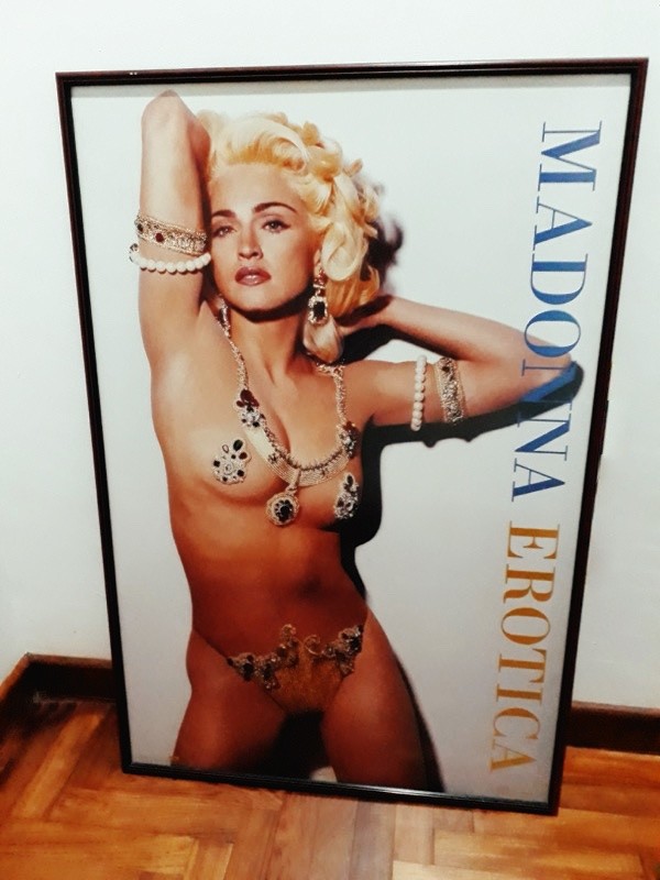 Poster promocional do lançamento do álbum Erotica, com Madonna com um biquini na cor da pele e apliques adesivos nos seios