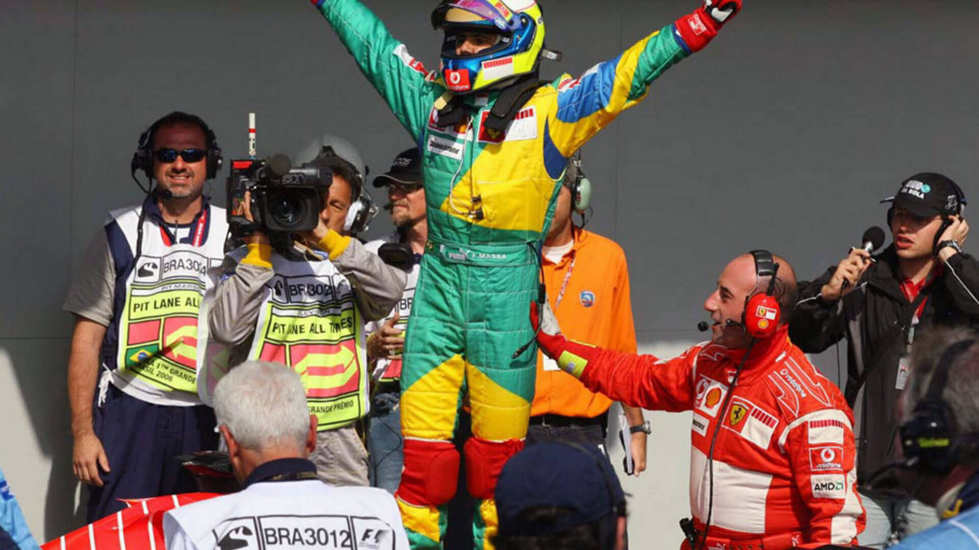 Felipe Massa comemorando a vitória no GP Brasil de 2006 logo após sair do carro<br>