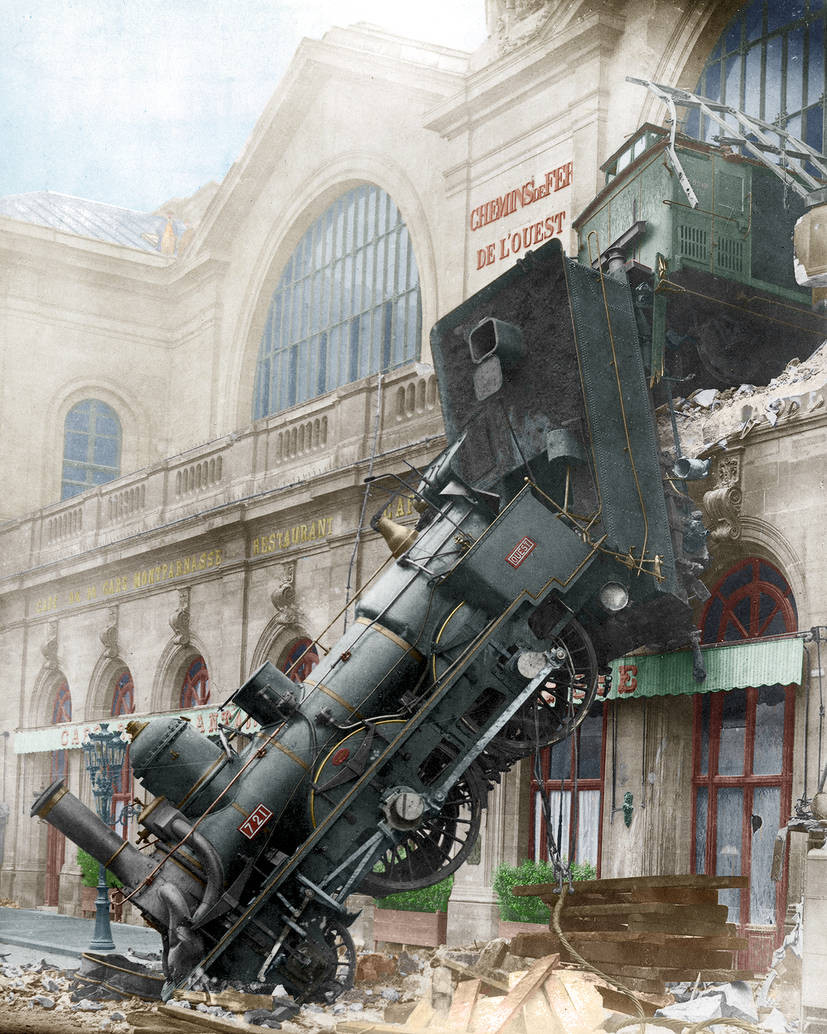 Versão colorizada da célebre foto da locomotiva caída entre a plataforma e a calçada