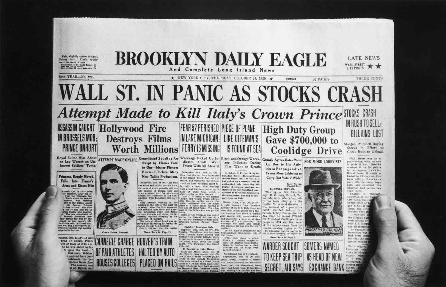 Jornal com a manchete: Wall St. in panic as stocks crash