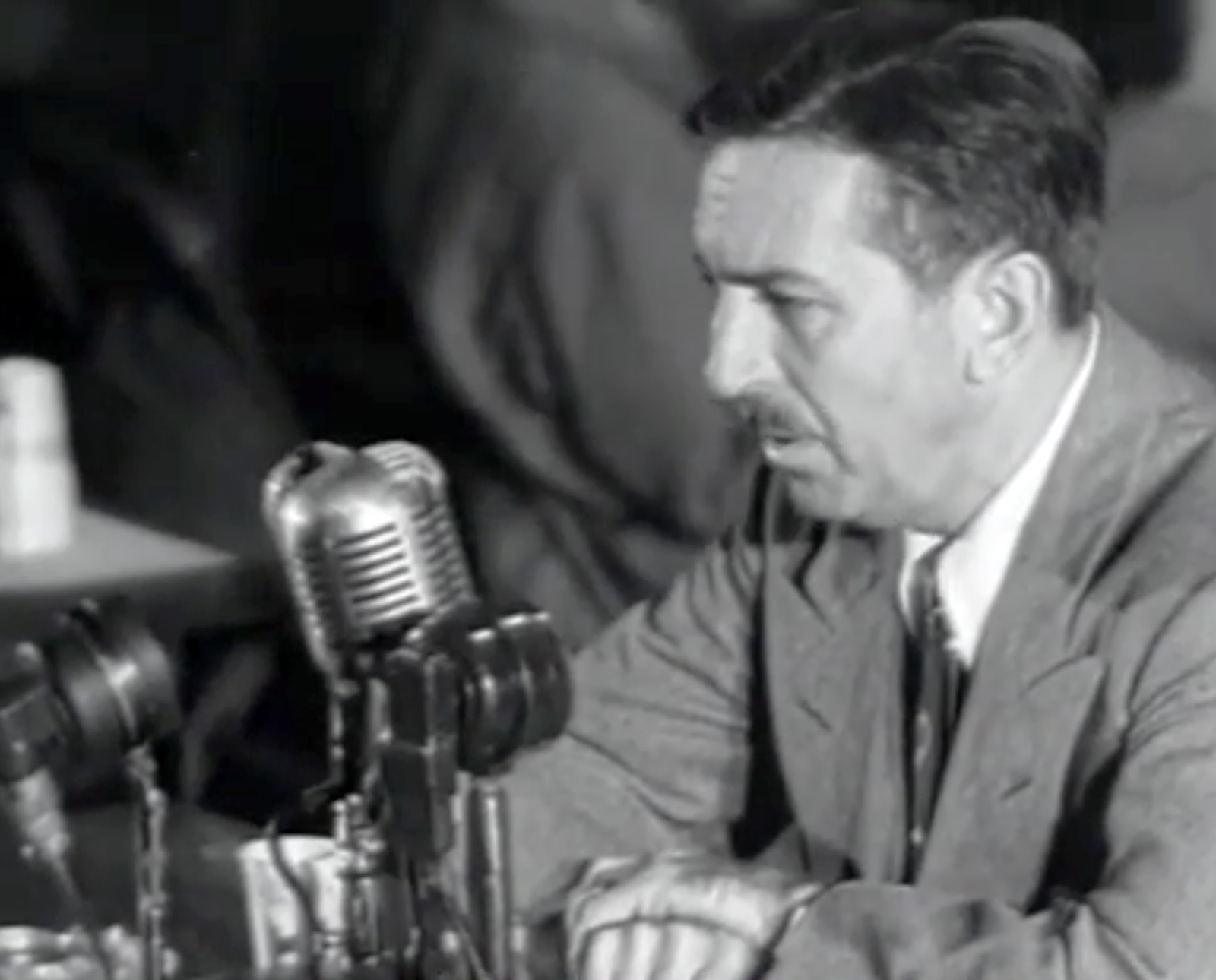 Walt Disney se dirige ao comitê