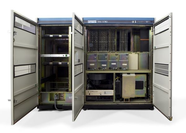 Um VAX 11/780 com as portas de acesso abertas