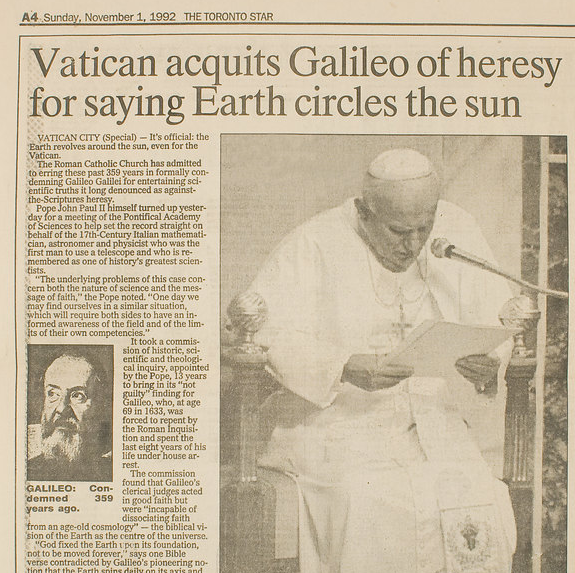 Matéria de jornal com foto do então papa e o título: Vatican acquits Galileo of heresy for saying Earth circles the sun