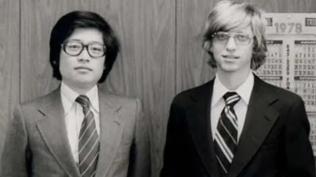 Kazuhiko 'Kay' Nishi, da ASCII, e Bill Gates, da Microsoft