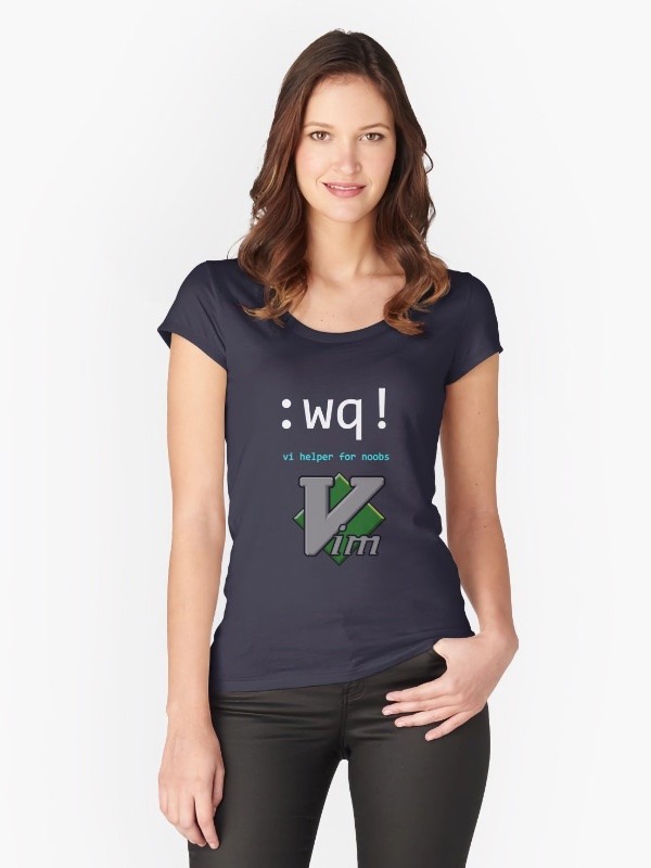 Modelo veste camiseta onde está escrito: <br>:wq! <br>vi helper for noobs