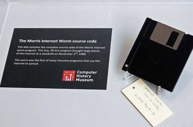 DIsquete contendo o código-fonte do Morris Worm, preservado no acervo do Computer History Museum