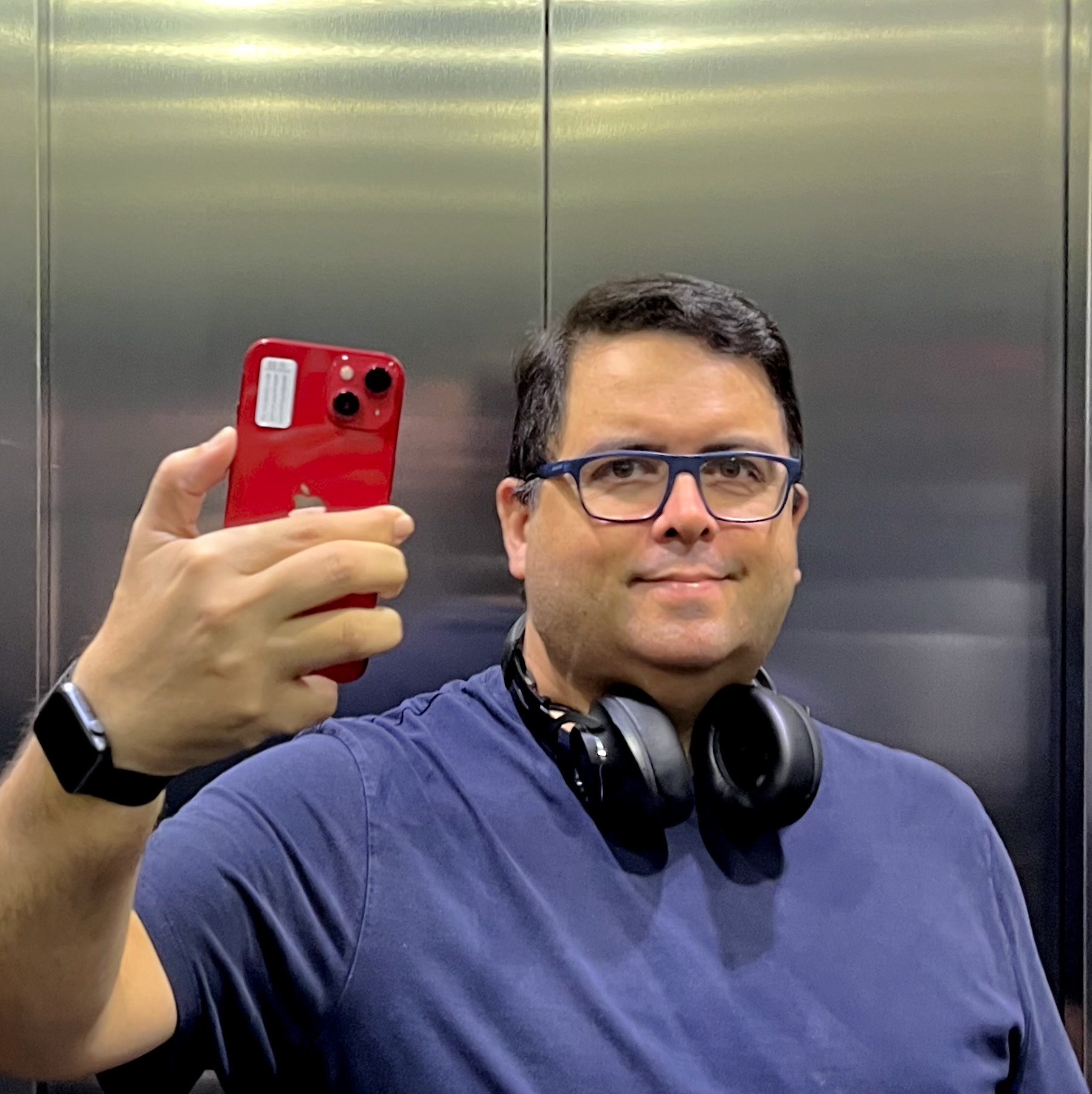 Selfie minha com camiseta azul e fones de ouvido