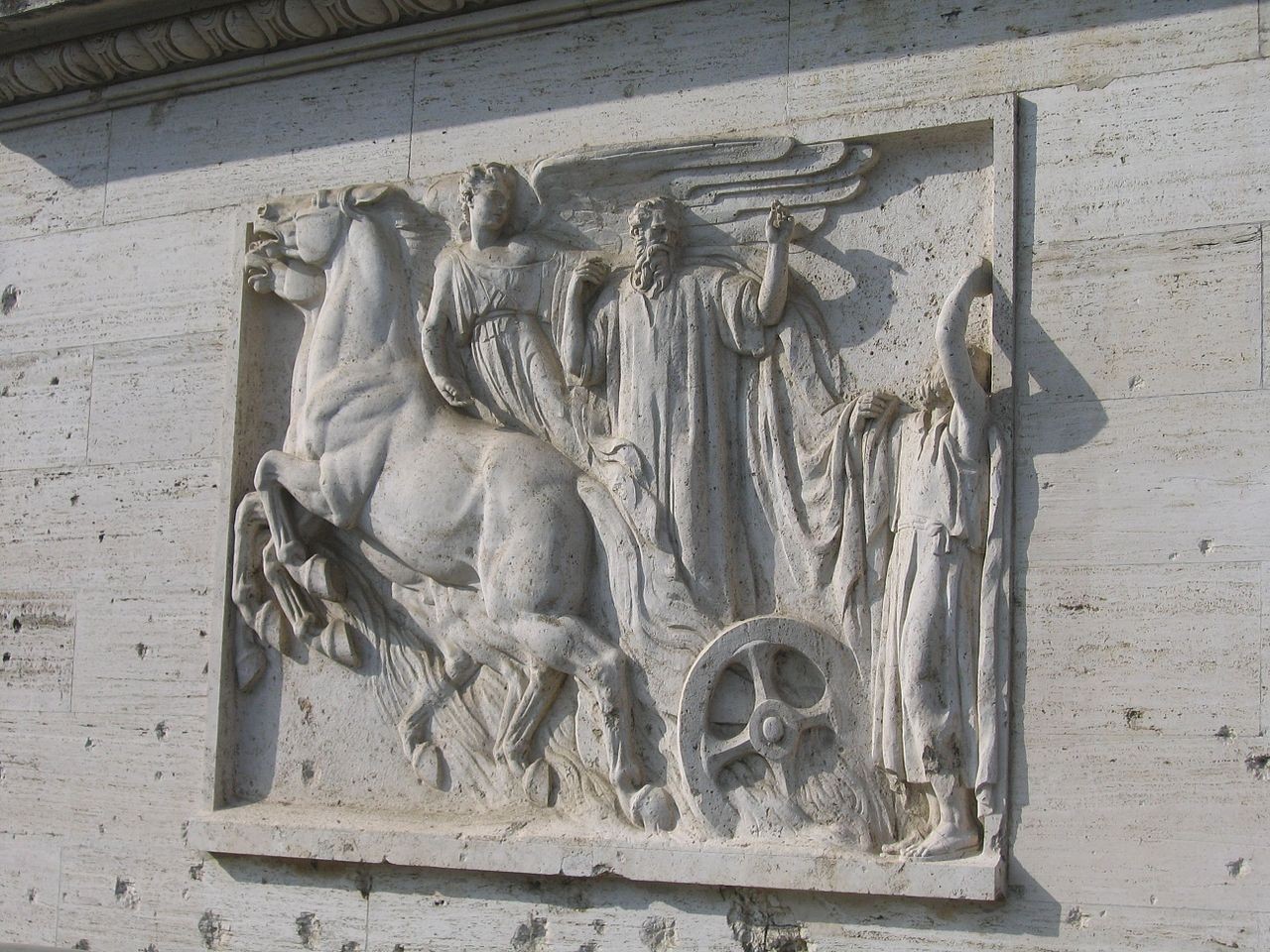 Escultura na estação ferroviária do Vaticano, com danos de estilhaços ainda visíveis<br>