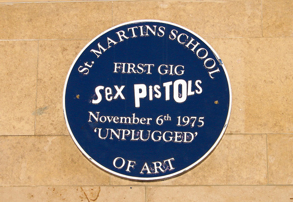 Placa onde se lê: ST Martins School of Art - Firtst Gig - Sex Pistols - 'Unplugged'