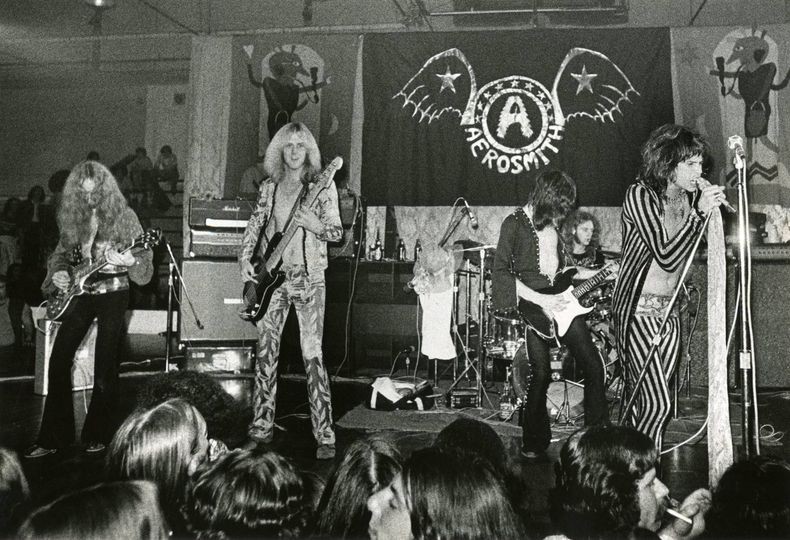 Aerosmith na sua formação inicial em 1970 se apresenta em palco escolar
