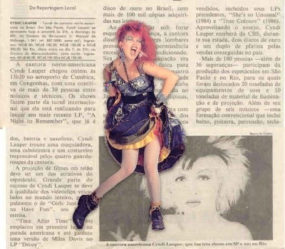 Imagem de Cindy Lauper aplicada sobre recorte de jornal descrevendo sua passagem pelo Brasil em 1989