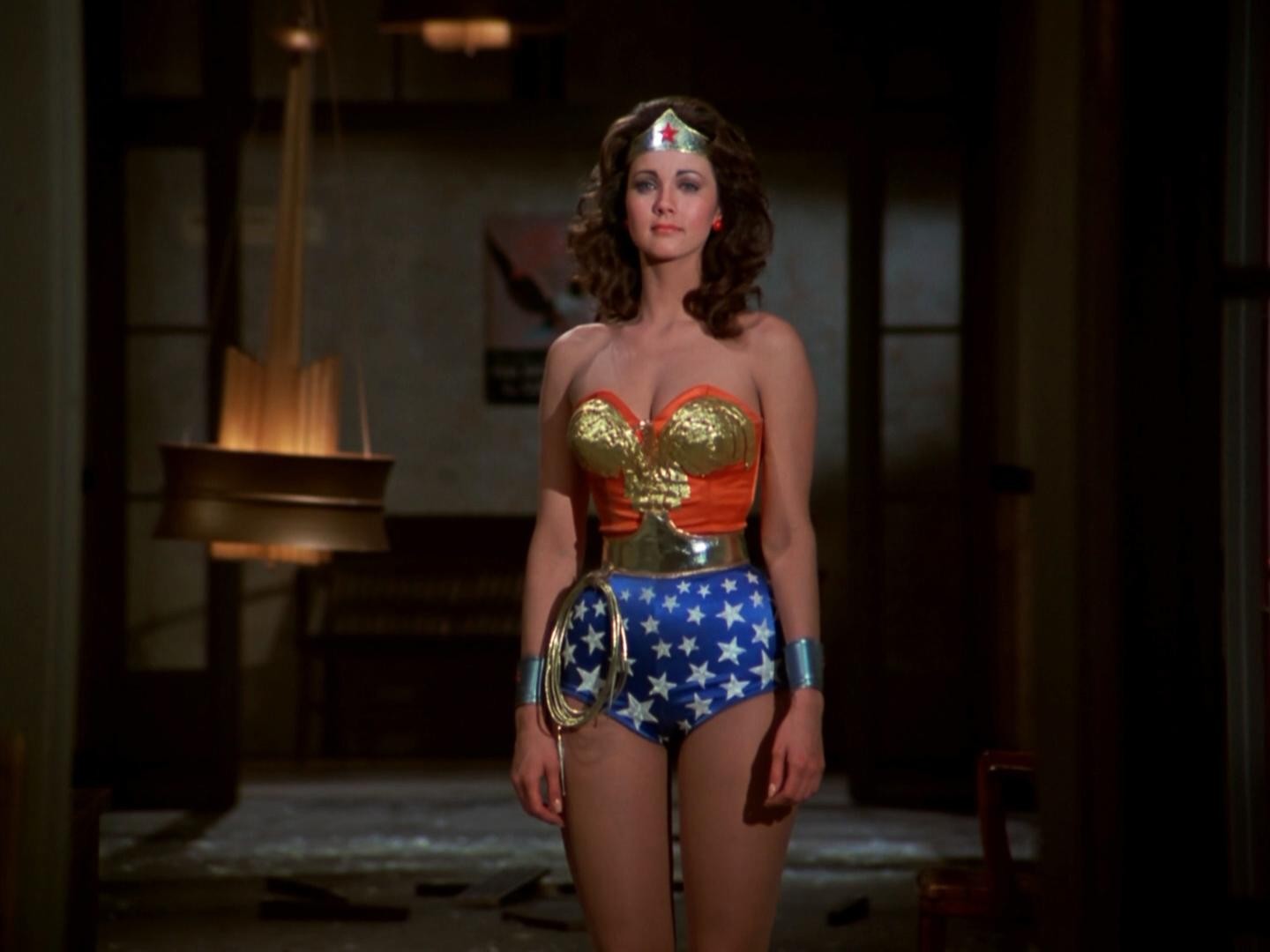 Lynda Carter caracterizada como a personagem-título