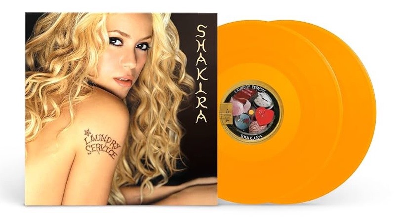 Capa e LPs de Laundry Service, com foto de Shakira com o nome do álbum tatuado em seu braço
