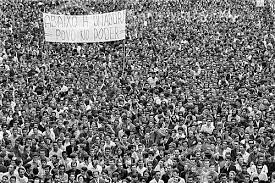 Faixa “Abaixo a Ditadura - Povo no Poder“ em manifestação
